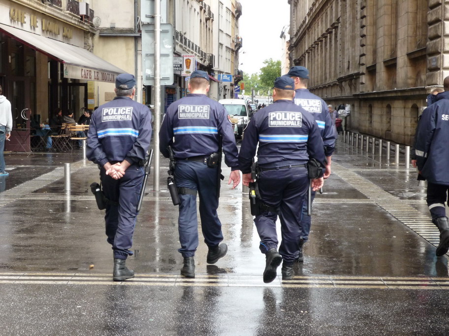 die durchtrainierte Polizei in Lyon