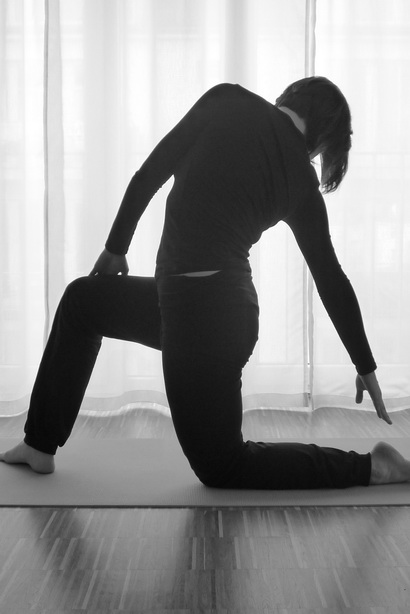 Asana Joanna  kurmasana  Ardha  im Drehung  Yoga:  Kniestand Utthana â€“ Kati wirkung